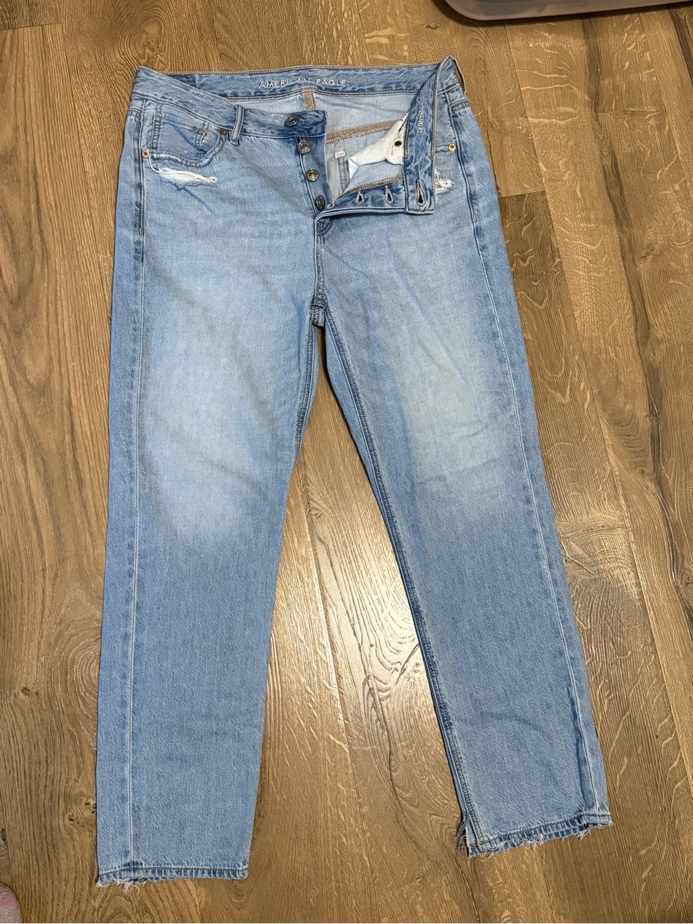 American Eagle Outfitters Light-wash Tomgirl Jeans (distressed) NWOT
